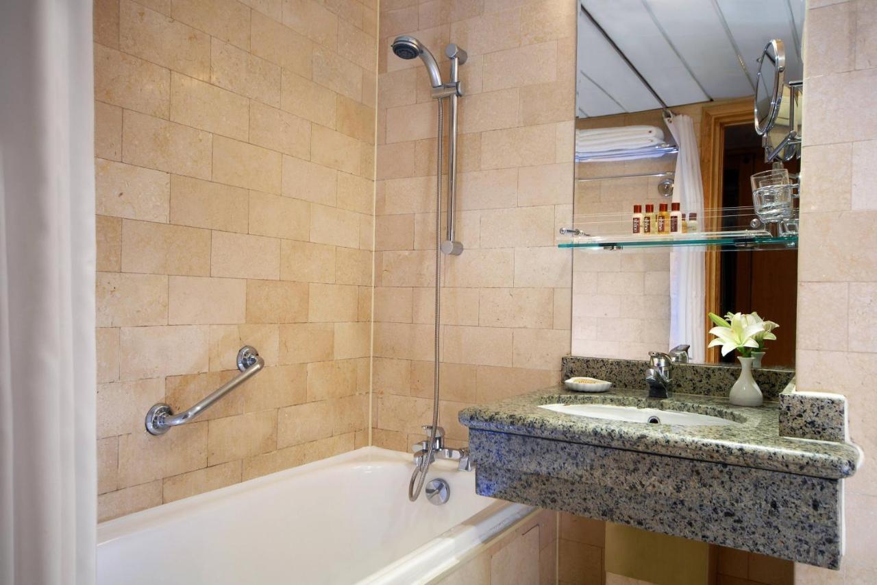 Sheraton Montazah Hotel Alexandria Exterior photo Bathroom with shower over bath